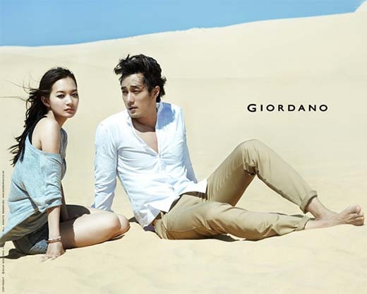 
	
	Những đồi cát hùng vĩ cùng làn nước trong veo của Phan Thiết lại được tái hiện trong bộ ảnh của So Ji Sub và Shin Min Ah.